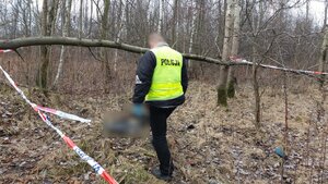 Policjant zabrzańskiej komendy podczas oględzin na miejscu znalezienia zwłok