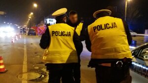 Policjanci zabrzańskiej komendy podczas czynności na miejscu zdarzenia drogowego