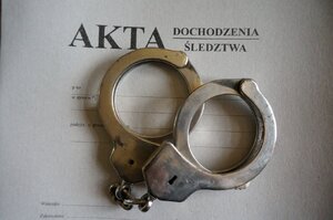 akta sprawy i policyjne kajdanki