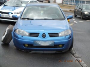 Policjanci zabrzańskiej drogówki na miejscu zdarzenia kolizji