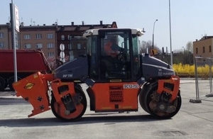 Mężczyzna zatrzymany za kierowanie walcem w stanie nietrzeźwości i spowodowanie kolizji