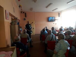 Asp.szt. Sławomir Dążałowicz podczas spotkania z mieszkańcami