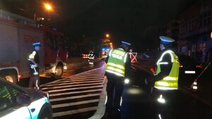 Policjanci zabrzańskiej komendy na miejscu śmiertelnego potrącenia pieszego.