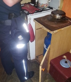 Zabrzańscy policjanci i urzędnicy sprawdzający mieszkania pod kątem instalacji gazowych