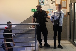 Policjanci z zatrzymanym