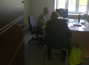 Policjant z II komisariatu podczas czynności z zatrzymanym mężczyzną