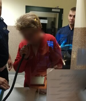 Policjanci podczas czynności z nietrzeźwą kierującą