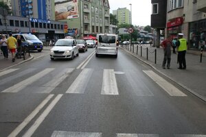 Zabrzańscy policjanci na miejscu potracenia dziewczynki przez samochód