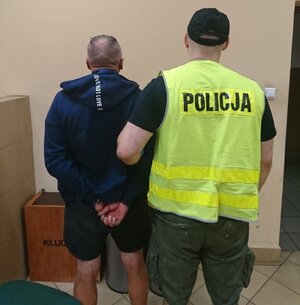 Policjant z podejrzanym o posiadanie narkotyków