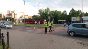 Policjanci zabrzańskiej drogówki na miejscu zdarzenia drogowego