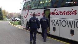 Policjanci przed ambulansem PCK