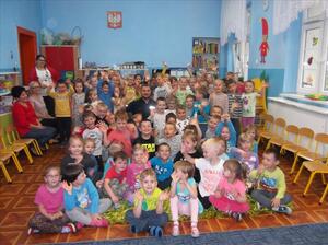 Policjant podczas spotkania z dziećmi z Przedszkola nr 19 w Zabrzu