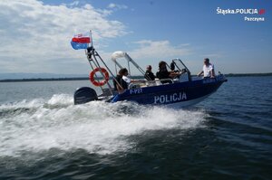 Policjanci patrolujący akwen