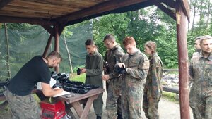 zabrzańscy policjanci z uczniami klasy mundurowej podczas podczas zajęć w terenie