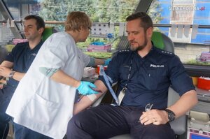 Policjant oddający honorowo krew
