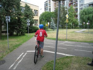 Policjant zabrzańskiej drogówki podczas egzaminowania uczniów SP 25 Zabrza na kartę rowerową