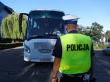 Policjant zabrzańskiej drogówki podczas kontroli autokaru