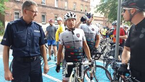 Mundurowi podczas sztafety rowerowej "Mundur na rowerze 2018 - Mundurowi Mundurowym"