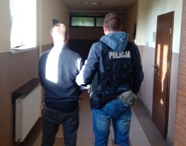 Zatrzymany przez zabrzańskich kryminalnych mężczyzna, który ukrywał się 17 lat przed wymiarem sprawiedliwości