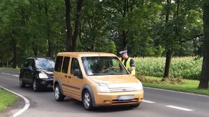 Policjanci zabrzańskiej drogówki podczas kontrolowania kierujących na zawartość alkoholu w organizmie