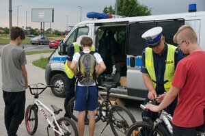 Policjanci zabrzańskiej drogówki podczas działań "Bezpiecznie rowerem do celu"