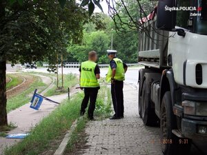 Zabrzańscy policjanci podczas obsługi zdarzenia drogowego, które miało miejsce w rejonie skrzyżowania ulicy Hagera i Bytomskiej