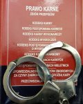 Zbiór kodeksów i policyjne kajdanki