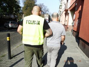 Zabrzańscy policjanci podczas zatrzymania lekarza ginekologa podejrzanego o zgwałcenie i poddanie się innej czynności seksualnej 4 pacjentki