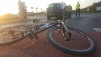 Policjanci zabrzańskiej drogówki na miejscu potrącenia rowerzysty