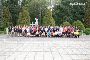 Policjanci garnizonu śląskiego podczas Rajdu rowerowego policjantów upamiętniający odzyskanie przez Polskę niepodległości