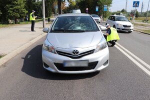 Policjanci zabrzańskie drogówki na miejscu potrącenia pieszego