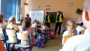 Policjanci zabrzańskiej drogówki podczas prelekcji w szkole