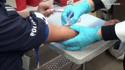 Policjant oddający honorowy krew