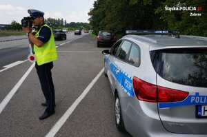 Policjant zabrzańskiej drogówki podczas kontroli prędkości