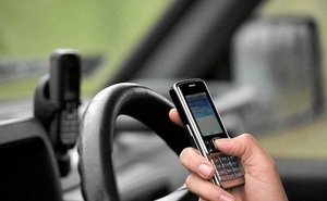 kierujący pojazdem z telefonem