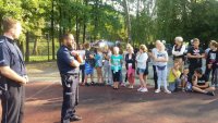 policjanci podczas spotkania z uczniami