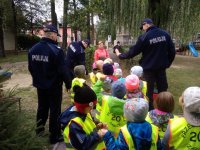 policjanci podczas spotkania z dziećmi na komisariacie