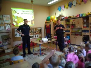 policjanci podczas spotkania z dziećmi