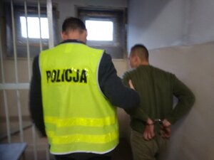 policjant prowadzący zatrzymanego