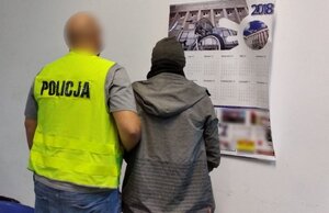 Policjant z zatrzymanym mężczyzną