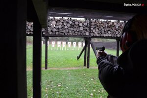 Policjant na strzelnicy