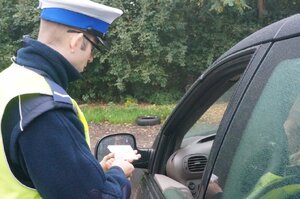 Policjant zabrzańskiej drogówki podczas kontroli drogowej