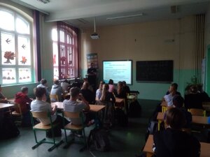 policjant podczas prelekcji