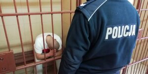 policjant z zatrzymanym mężczyzną