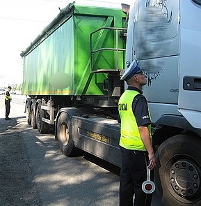 policjanci podczas czynności służbowych