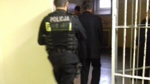 policjanci podczas czynności służbowych