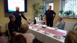 policjanci podczas spotkania