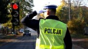 Policjant drogówki podczas kierowania ruchem