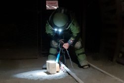 Policyjny pirotechnik podczas ćwiczeń w kopalni Guido