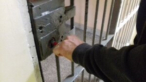 krata policyjnego aresztu